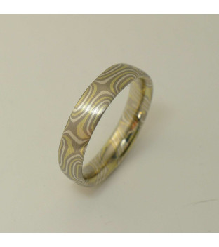 Mokume-Gane-Ring tricolor aus 750 Gr&uuml;ngold...