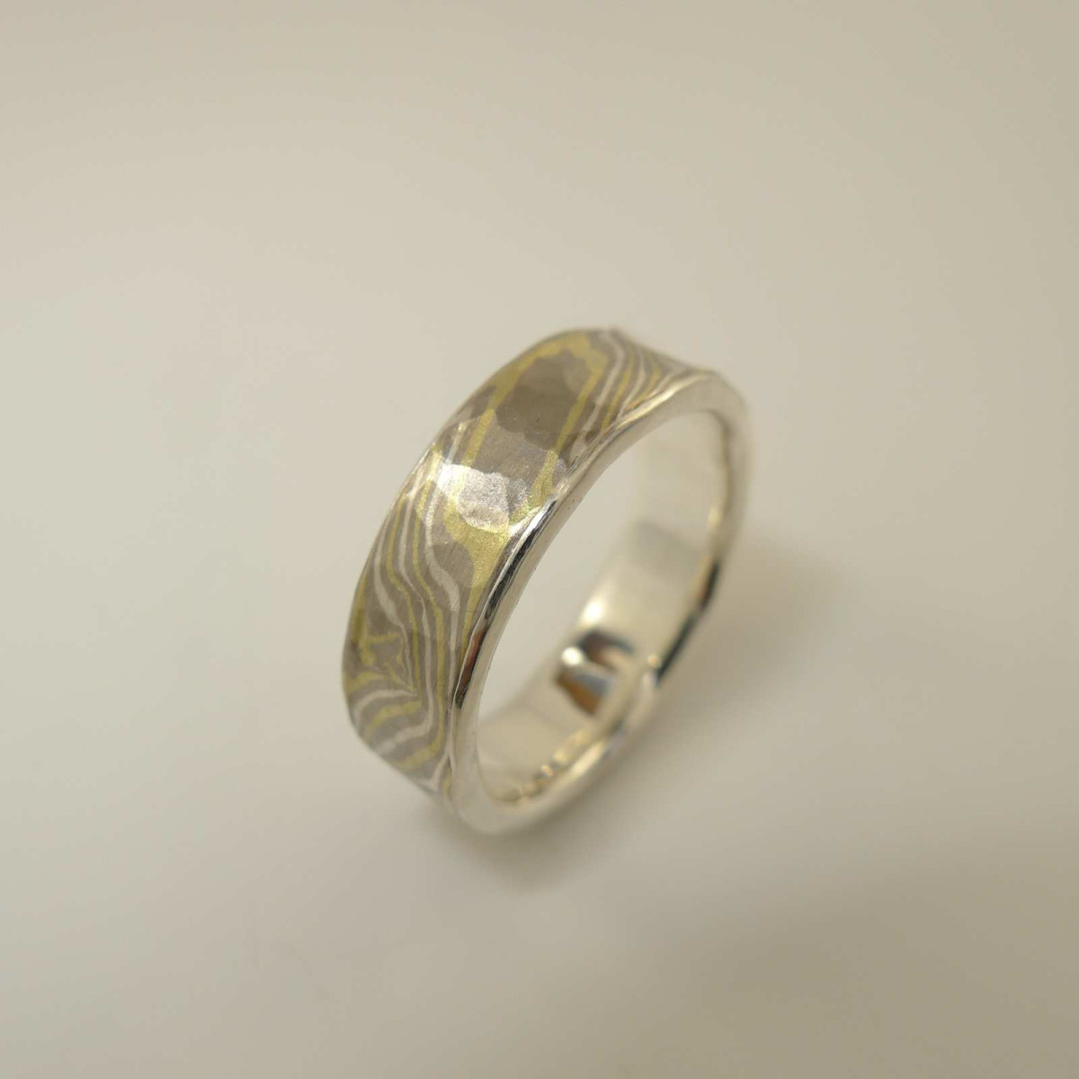 Mokume-Gane-Ring tricolor 750 Grüngold, 500...