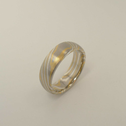 Mokume-Gane-Ring tricolor aus 916 Gelbgold, 500 Palladium...
